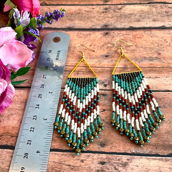 Triangle beaded earring - Picture 5 of 5